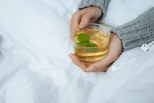 Una tazza in vetro trasparente che contiene una tisana alla camomilla