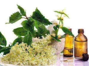 Boccette di oli vegetali con dei fiori accanto