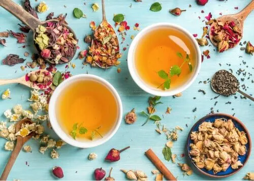 Una tazza di tisana dimagrante, una bevanda curativa erboristica che può aiutare a perdere peso in modo naturale.
